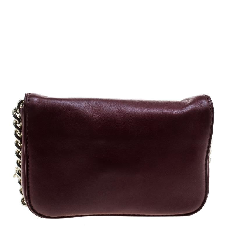 This versatile and stylish New Baltazar crossbody bag from Carolina Herrera is for the modern woman. Crafted to perfection in a simple and classic front flap style, this bold burgundy bag comes with a chain link shoulder strap featuring a leather