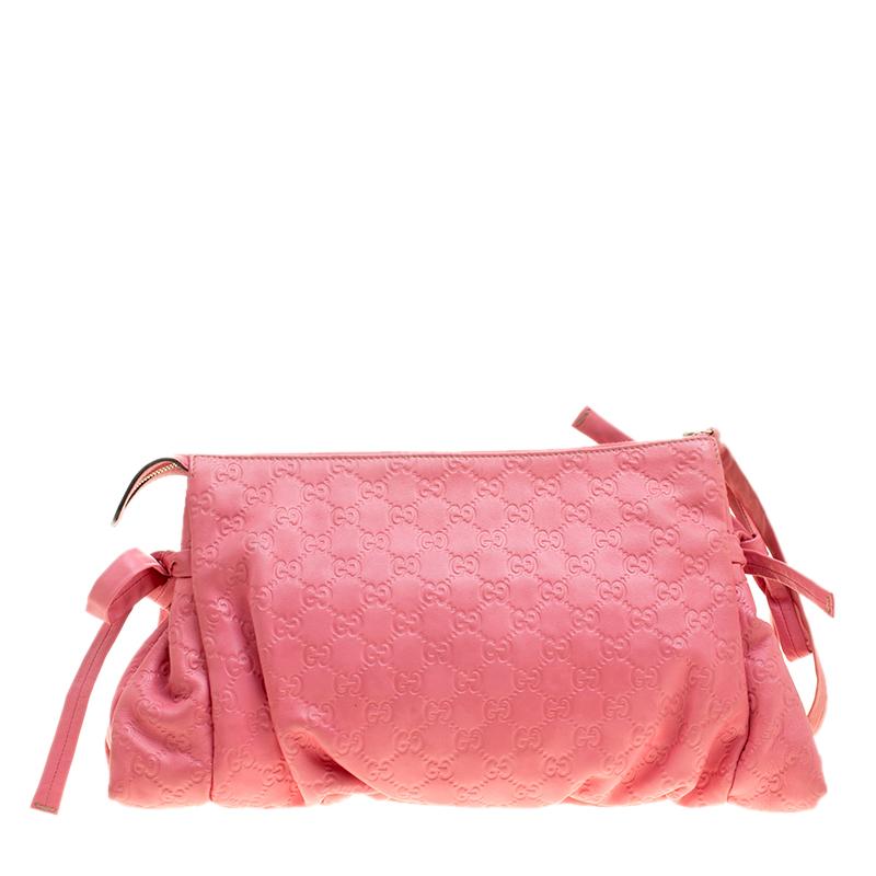 This Gucci clutch is built to suit your stylish ensembles. Crafted from Guccissima leather, it has a pink hue and a zipper which secures a nylon interior. The clutch is complete with the signature Hysteria emblem on the front and a