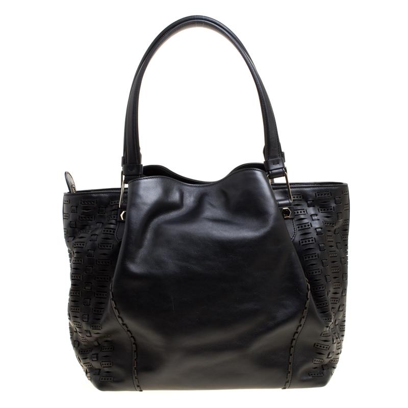 Flattering in a contemporary design is this Flower tote from Tod's. This black bag has been meticulously crafted from leather, detailed with laser cuts and equipped with a spacious nylon interior that will dutifully hold all your essentials. Held by