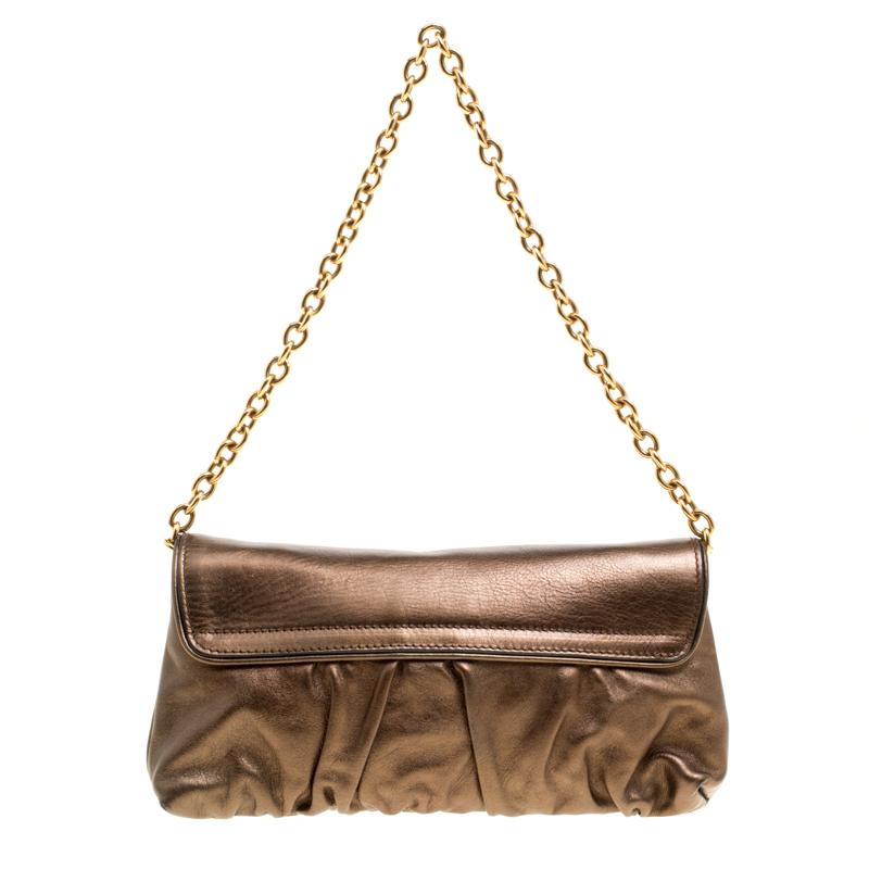 This Gucci Hysteria shoulder bag is ideal for parties and evening outings. Its metallic khaki leather exterior is easy to match with any outfit, and the gold-tone heat motif, engraved with the brand label, gives it a feminine touch. The satin-lined