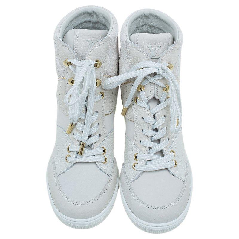 Walk stylishly in these elegant Cliff Top sneaker boots by Louis Vuitton. Crafted in white nubuck grain calfskin leather and feature rubber soles. The laced up fronts are accented with eyelets in gold-tone. Insoles are leather lined.

Includes: