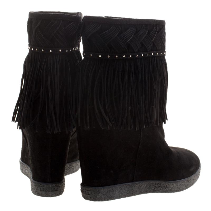 Le Silla Black Suede Concealed Fringed Wedge Boots Size 37.5 In Excellent Condition In Dubai, Al Qouz 2