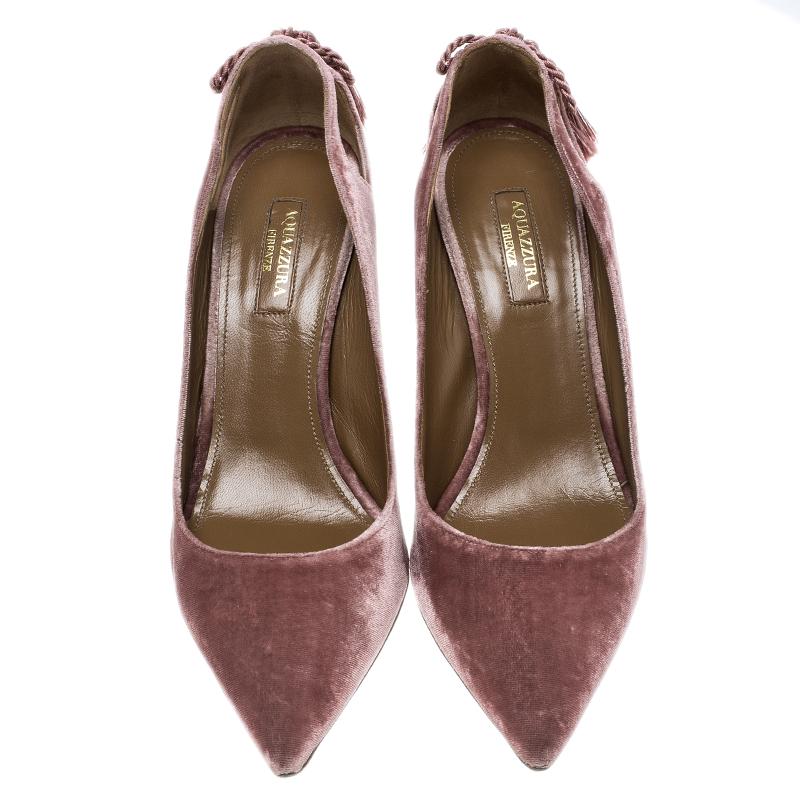 Win praises every time you step out in these pumps from Aquazzura! Beautifully designed with velvet, they present a gorgeous appeal. The antique rose pair carries pointed toes, 9 cm heels and fringe bow detailing on the counters. Complete with