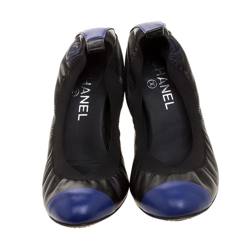These Chanel ballet pumps are simply elegant and luxe. Crafted from leather, they flaunt contrast cap toes, the signature CC on the quarters and a scrunch style to give you a good fit. The pair is complete with comfortable insoles and 5.5 cm block