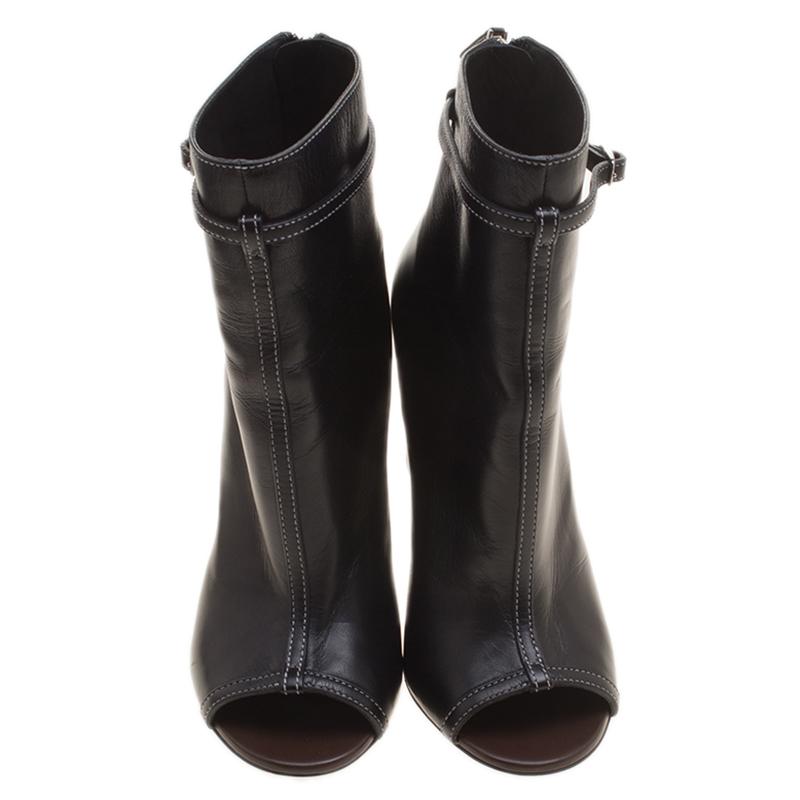 A unique and eye catching design that is super trendy and stylish, these Givenchy peep toe booties will look perfect with both day and night time chic looks. Crafted in black leather and featuring silver tone hardware details along with a zipper