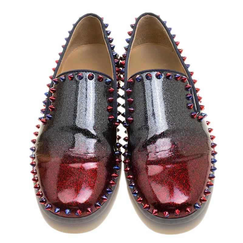 Add a unique style statement to your look with these eye catching and fashionable Christian Louboutin Pik Boat slip on sneakers. Constructed in ombre glitter detailed patent leather, these shoes features a chunky rubber sole along with red and blue
