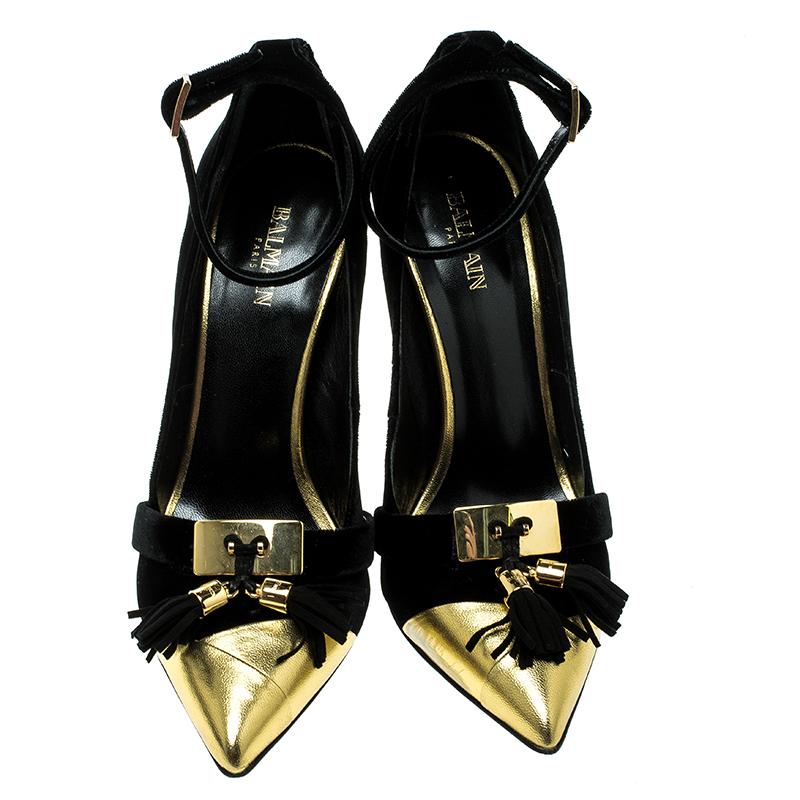 Embrace luxurious panache with this pair of pumps from the house of Balmain that have been crafted to bring your inner diva to the limelight. Featuring a chic tassel detail, these black and gold pumps bring grace and élan to your evening attire with