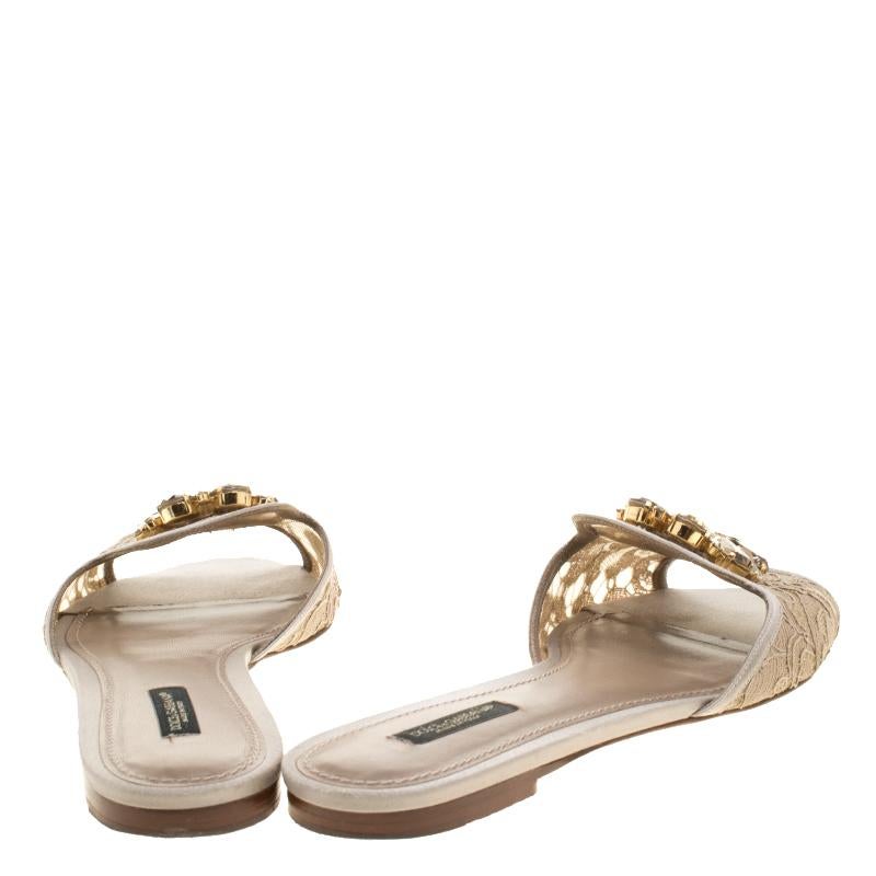 Dolce and Gabbana Beige Lace Sofia Crystal Embellished Slides Size 39.5 In Good Condition In Dubai, Al Qouz 2