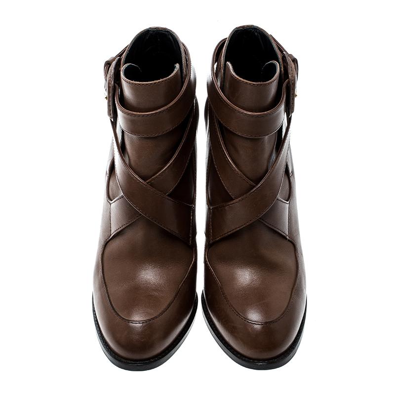 Channel your signature style with ease in these fabulous ankle boots from Tod's. The brown beauties have been crafted from leather and carry round toes and crisscross straps with buckle detailing. The ankle boots also feature comfortable leather