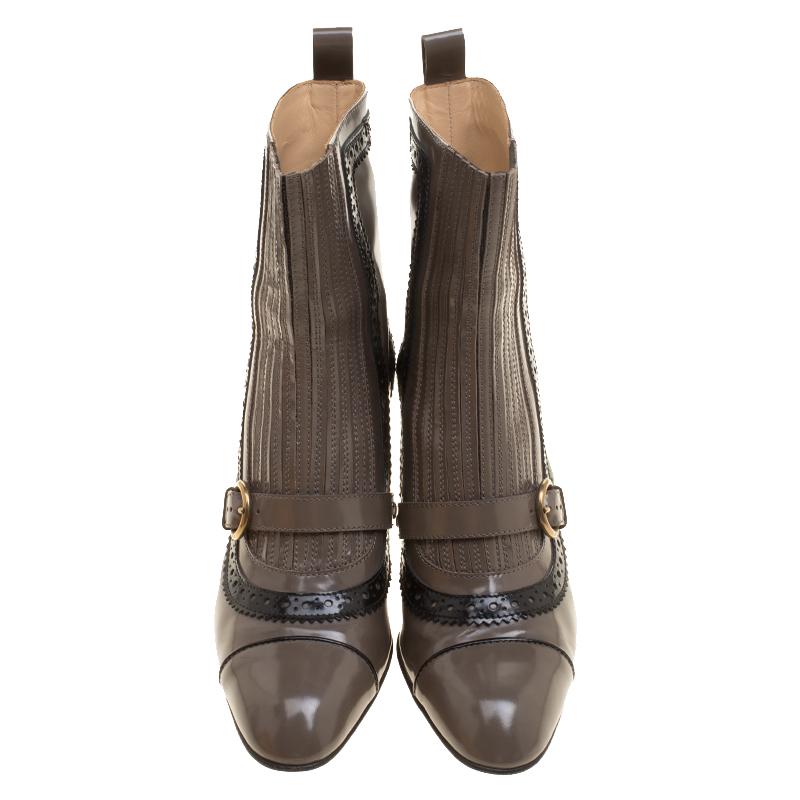 Coming from the house of Tod's, these boots feature a classic grey tone leather body and detailed with black brogue trims. It comes detailed with gold-tone buckle detailing and a subtly rounded toe. Set on a low-lying block heel, this pair looks