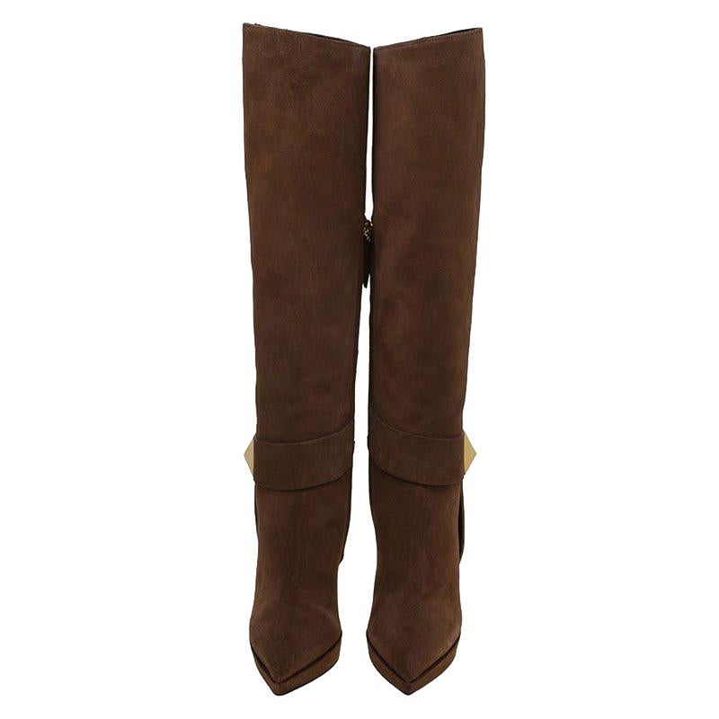 Simply splendid are these knee boots from Giuseppe Zanotti! Crafted from suede and styled to a knee-length, these boots are on-point with style. They come with platforms, pointed toes, 12.5 cm heels and pyramid studs on the sides. These boots are
