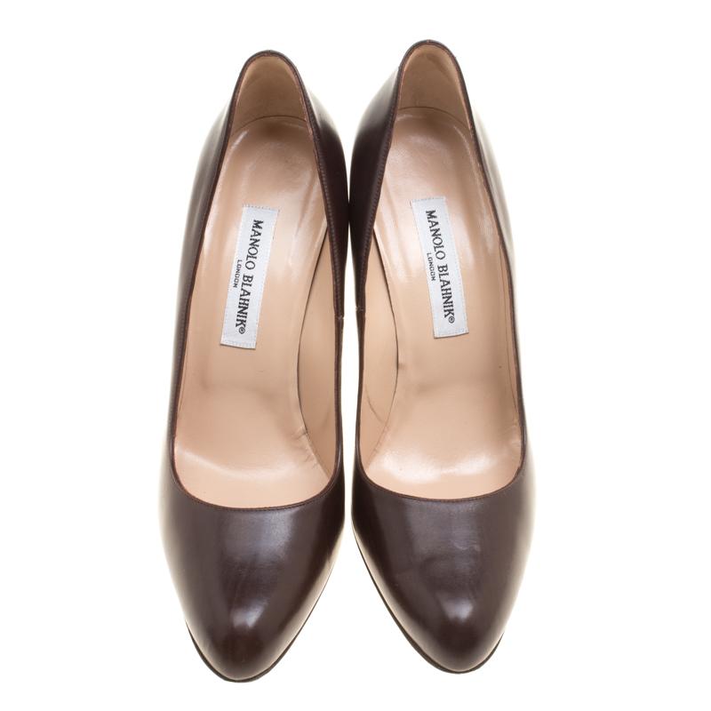 If you are a shoe lover just like Carrie Bradshaw then you must get these lovely Manolo Blahnik pumps today. They are crafted from smooth brown leather and features almond toes and 11 cm stiletto heels. The insoles are leather lined and feature