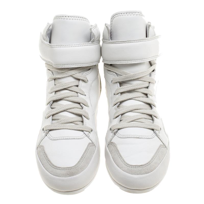 Update your street style with these Bessy sneakers from Isabel Marant. The contrasting suede panels on smooth white leather exterior looks accentuating, and the lace-up vamps with velcro fastenings on the high-top make the pair super comfortable to