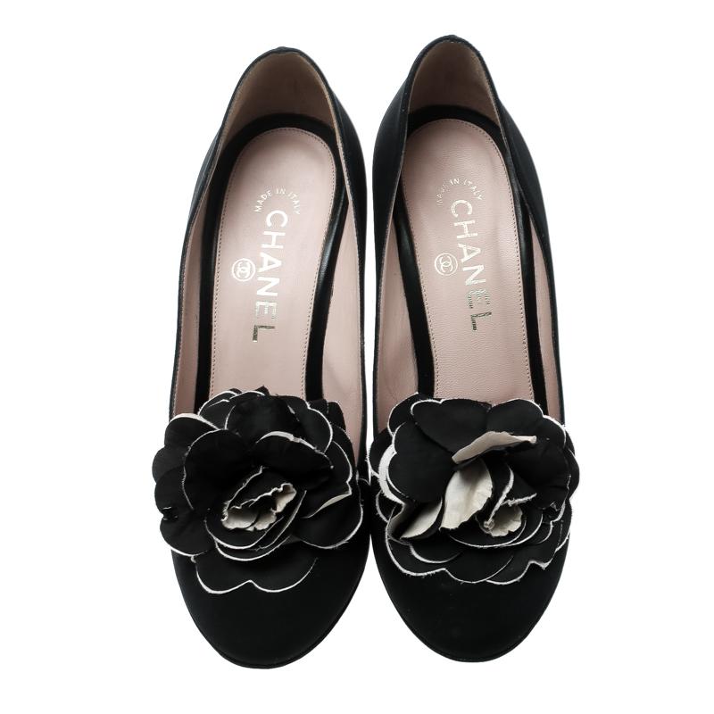 Have a terrific day out with your friends while flaunting this pair of wonderful black pumps from Chanel. This season, glam up your closet space with these pumps that have been made from satin and designed with camellia embellishments and block