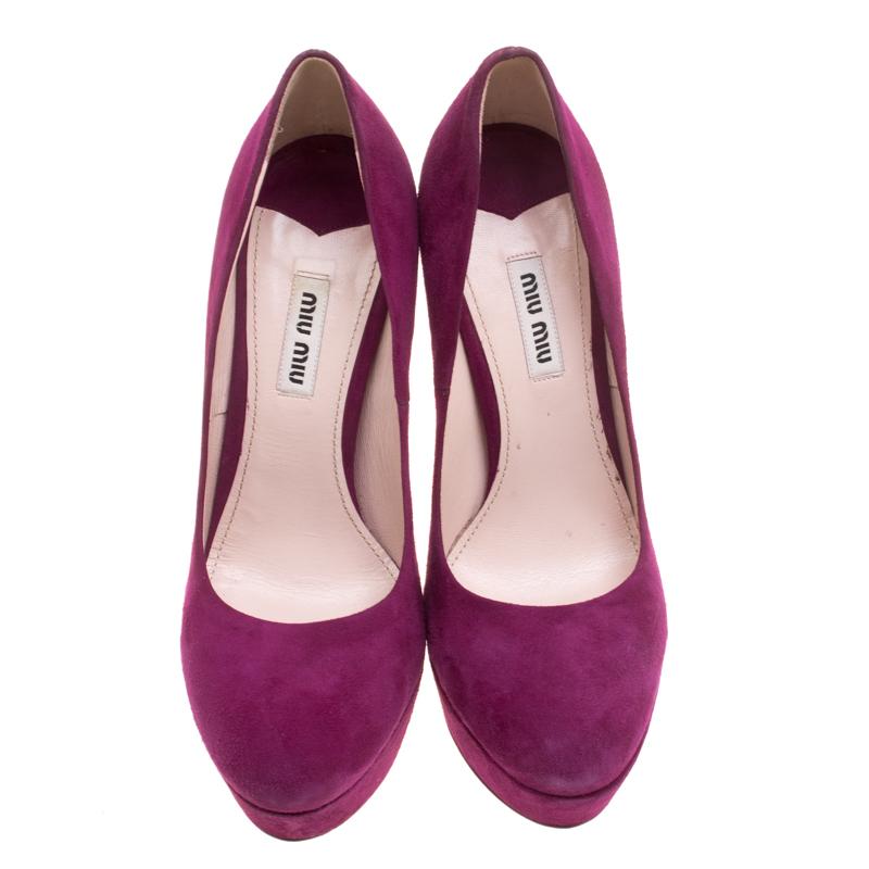 Designed to enthral, these pumps from Miu Miu are crafted from suede and designed with platforms and glitter on the shank and heel breasts. Look radiant and happy in this pair of delicate pumps.


