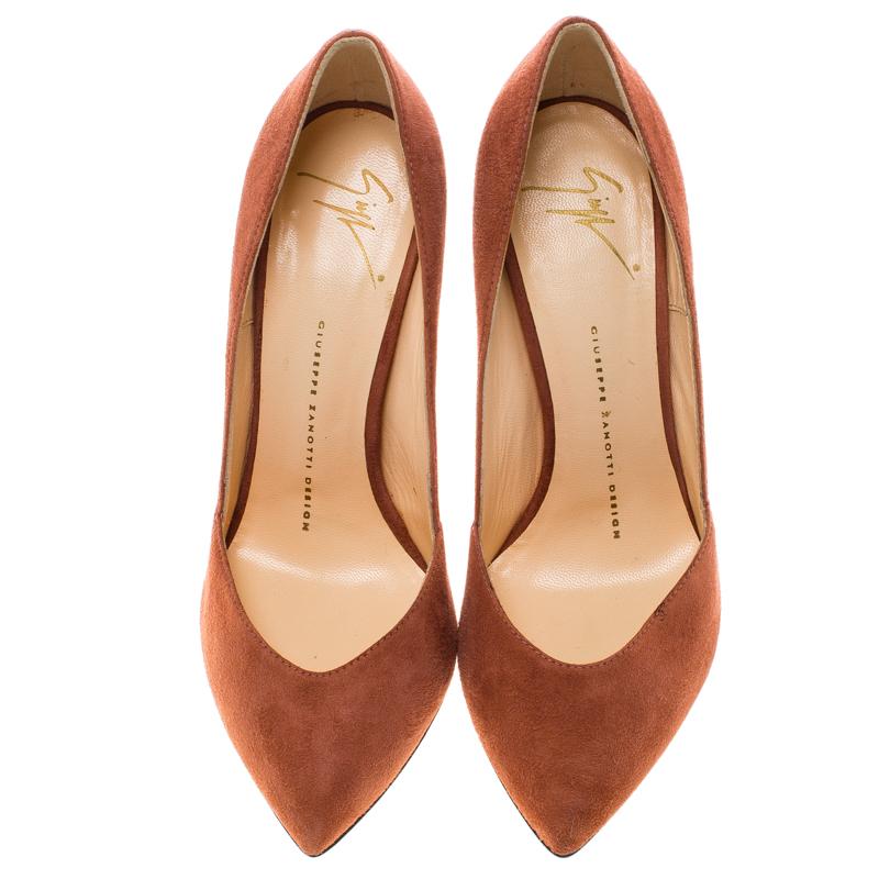 These pumps by Giuseppe Zanotti are so fabulous, they'll be the perfect addition to your shoe collection. Crafted from suede, they flaunt an eye-catching salmon pink hue with pointed toes, 12.5 cm heels, and comfortable insoles. Add shine to your