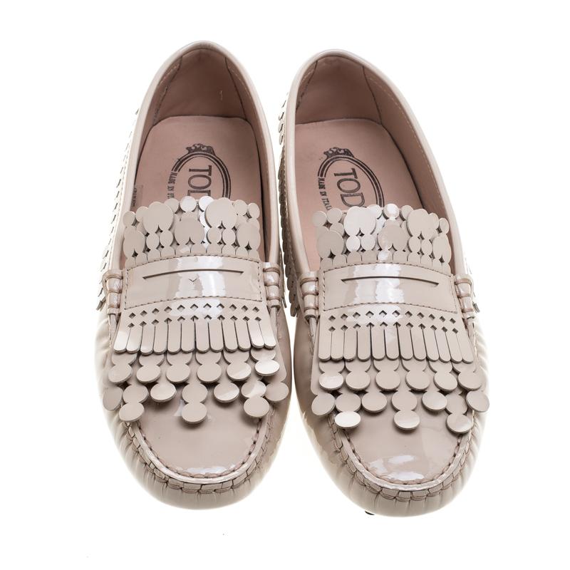 Trendy and luxe, these penny loafers by Tod's will bring you comfort and style. Meticulously crafted from patent leather, they carry fringe penny keeper straps and leather insoles. The pair is complete with rubber pebbling on the
