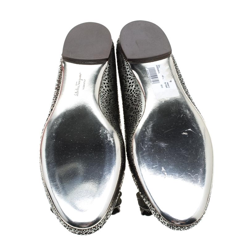 Salvatore Ferragamo Metallic Grey Perforated Leather Varina Bow Ballet Flats Siz In New Condition In Dubai, Al Qouz 2
