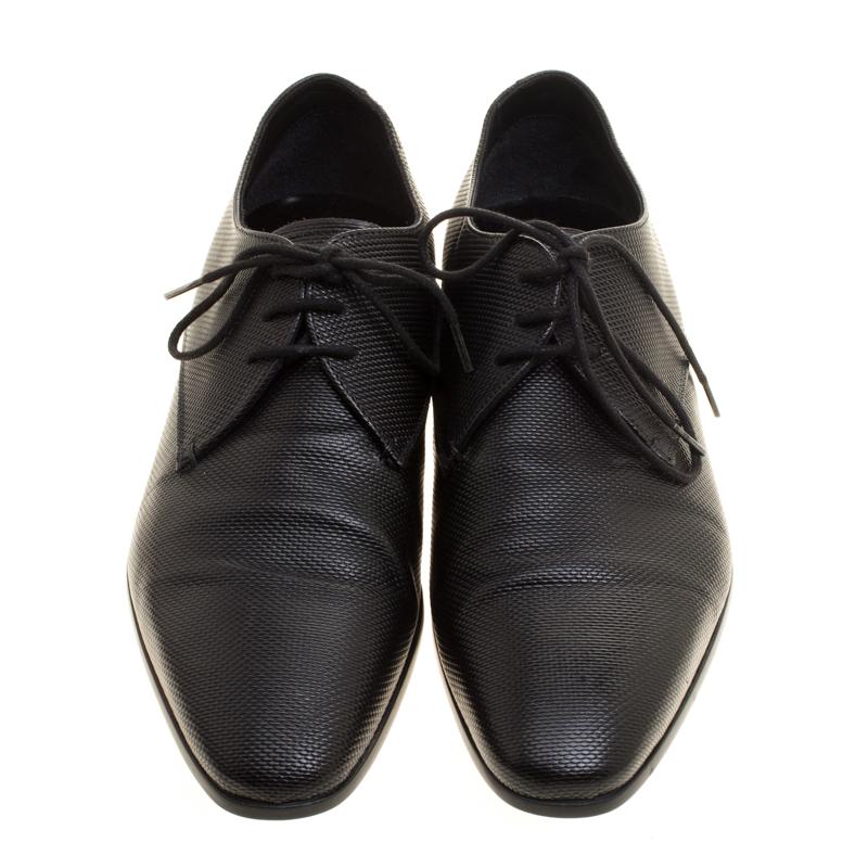 These oxfords from Giorgio Armani are sure to make you look suave, smart and very fashionable. Crafted with skill from textured leather, they flaunt simple tie-ups and leather insoles. With tough soles for maximum grip and comfort, these shoes are