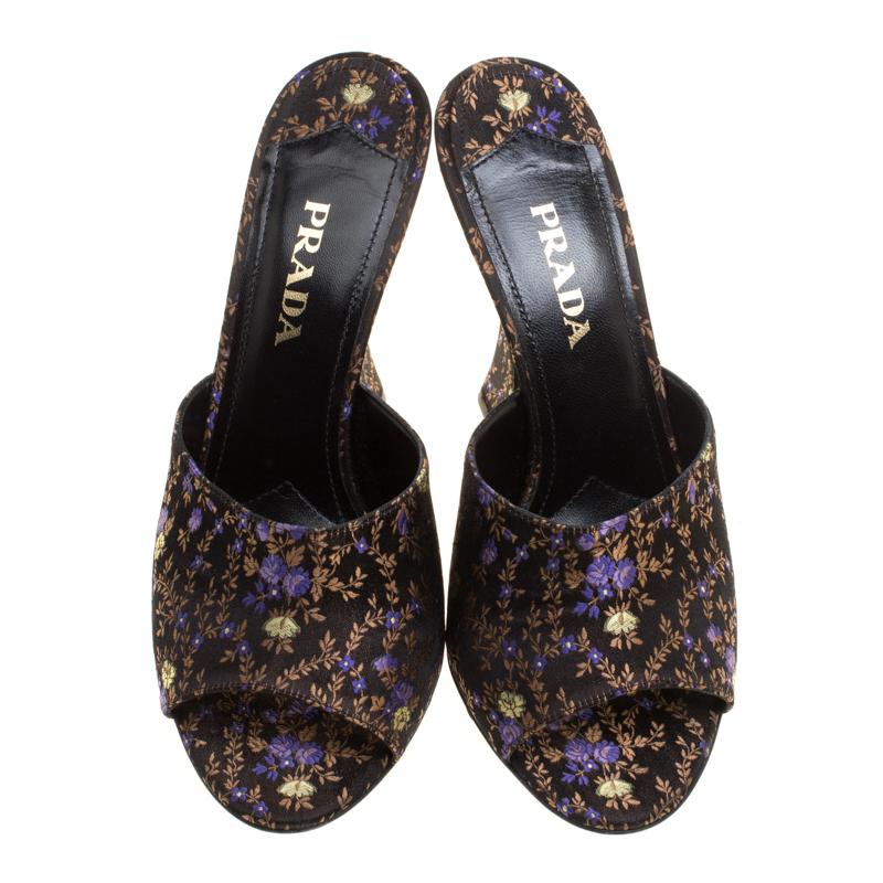 Designed with open toes, these Prada mule sandals are simply divine! They've been beautifully crafted from silk brocade of flowers, and balanced on 11.5 cm heels.

Includes: Original Dustbag, Original Box, Info Booklet

