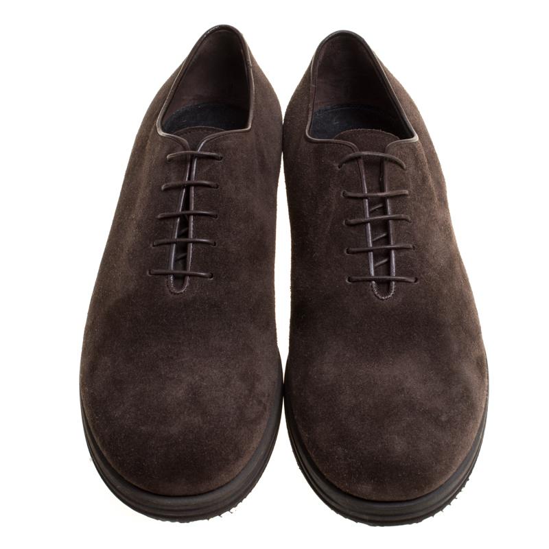 Take each step with style in these oxfords from Giorgio Armani. Crafted from suede, they carry a modern design of laces, a neat shade of brown and every stitch on them gives praise to quality and durability. The insoles are leather-lined to provide