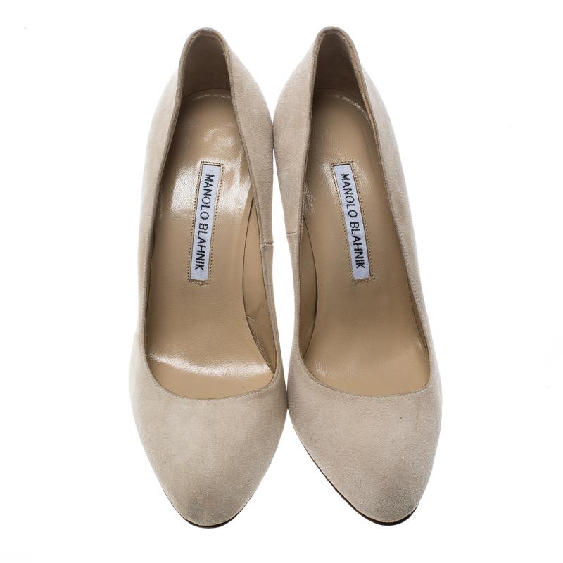Chase your woes away by wearing this pair of magnificent pumps, that have been created from suede. They come in beige with almond toes and 10 cm heels. You're sure to feel your best while strutting about in this pair of classy pumps by Manolo