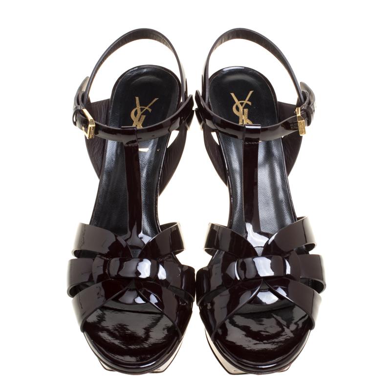 This amazing pair of brown sandals is from Yves Saint Laurent. They have been crafted from leather and styled with intertwining straps at the toe. The platform sandals come with adjustable ankle fastenings, comfortable insoles, and 11 cm