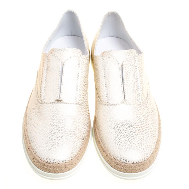Flaunting a shimmery exterior and a snug style, these sneakers from the house of Tod’s are second to none. The slip-on design and the pebble outsole makes it super comfortable. The understated combination of metallic gold textured leather body and