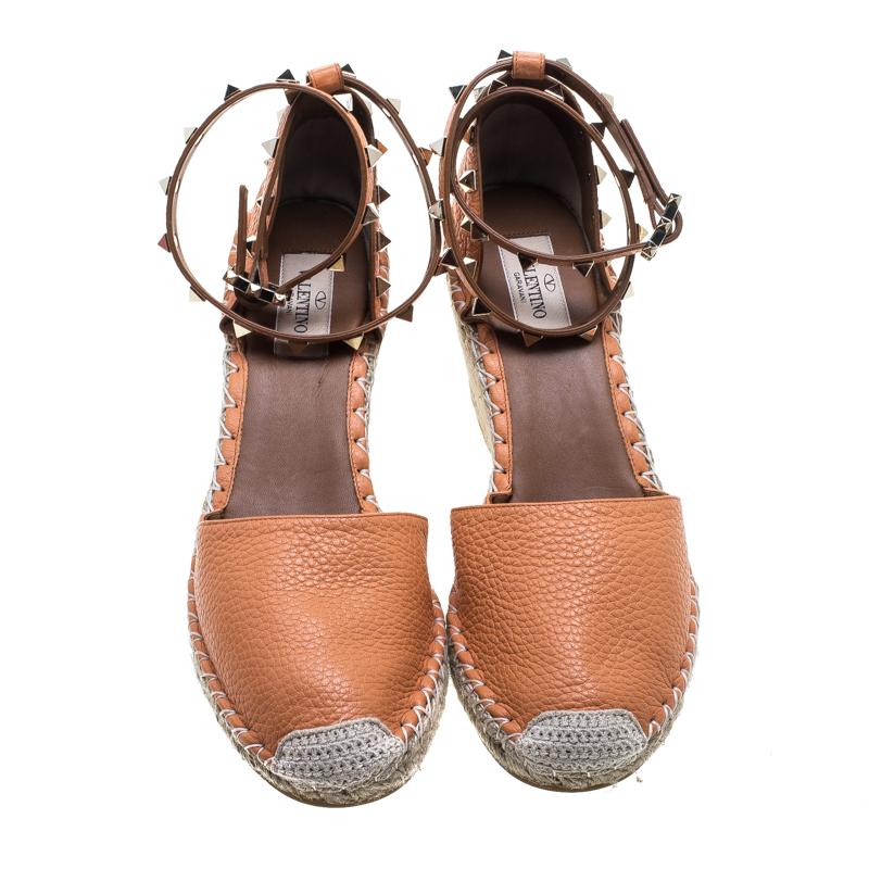 Designed purposely for fashion queens like you, these Valentino espadrille sandals are leather made and soul-crushingly gorgeous! They come flaunting ankle straps, braided wedges and their signature Rockstud accents. To look your best, wear the pair