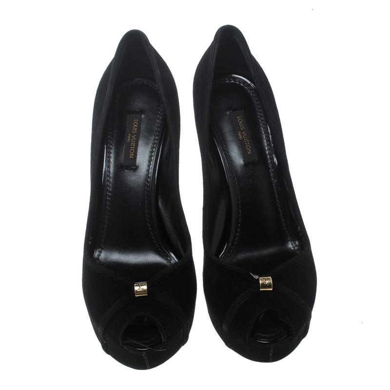 Resplendent and ravishing, these black open toe pumps from Louis Vuitton are here to make you fall in love with them. Perfectly crafted in rich suede, these Kimono pumps feature a 12 cm heel, gold detailing at the front and comfortable leather lined