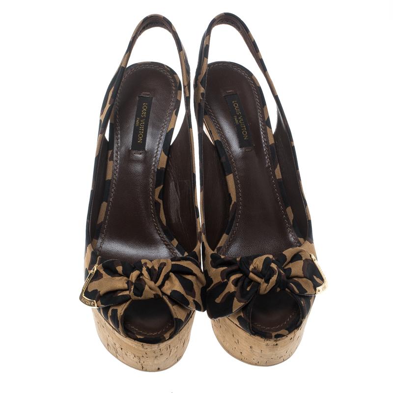 The perfect pair for summer, these lovely Louis Vuitton Stephen Sprouse Savanna sandals give out chic vibes. Their chunky cork wedges are coupled supporting platforms, and their leopard printed fabric exterior features pretty bows on the vamps,