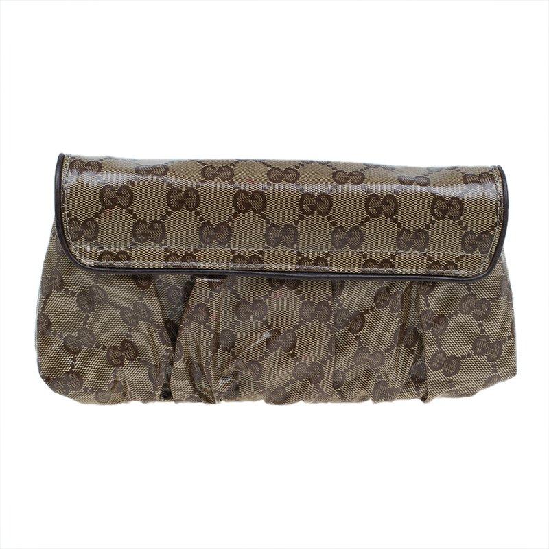 This Crystal Hysteria evening bag by Gucci is a fashion fundamental accessory! It comes crafted in beige monogrammed Crystal canvas and features a distressed pattern at the bottom. It has a heart shaped crest detailing on the flap in gold-tone