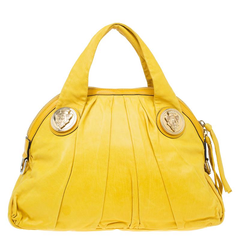 This carry-all bag from Gucci strikes you with its vibrant yellow exterior. With signature Gucci crest accents, this bag from Hysteria collection is an absolute must-have. Its interior too satiates your need to fill in your essentials and also