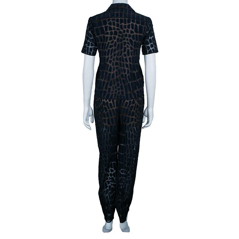 This Stella McCartney Top and Pants set is stylish and elegant. The suit is crafted from navy textured silk and features a top with classic collars, short sleeves and front button closure. The tapered pants with a narrow bottom are equipped with a