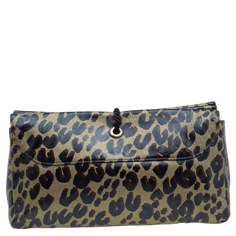 This elegant and laudable Leopard Nocturne African Queen clutch from Louis Vuitton is the perfect addition to your wardrobe. This adorable fold over clutch is crafted from leather and features an impressive acrylic beaded rope tassel. The flap opens