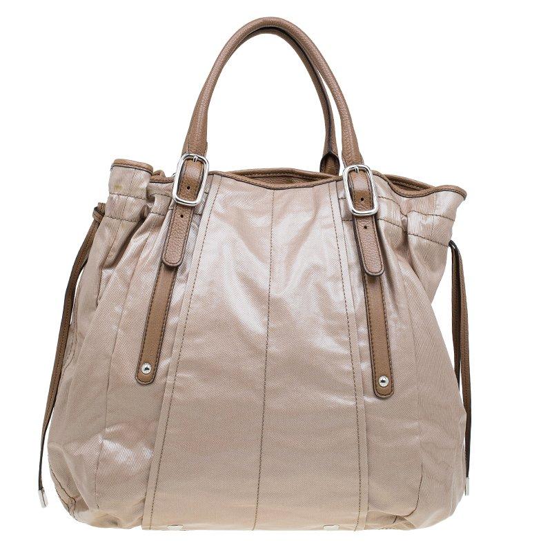 True to its name, this Tod’s G-Bag Easy Sacca Grande is a chic and easy handbag for everyday wear. Made from coated canvas in a soft beige with a metallic sheen, the exterior is accented with leather trim, handles, and the Tod’s logo. It is accented