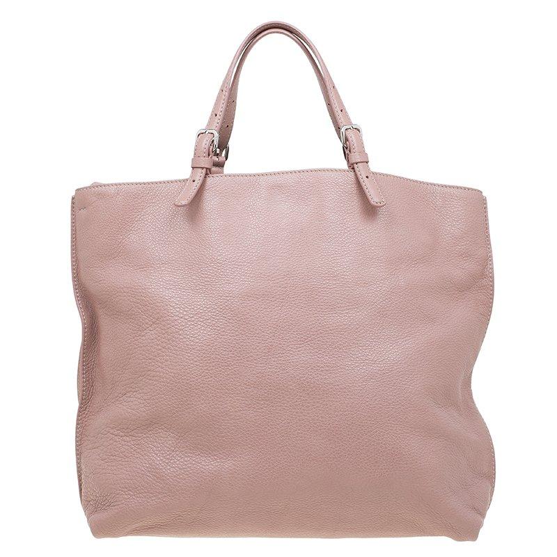 True to its name, this TOD's tote is a chic and easy handbag for everyday wear. Made from pink leather, the exterior is accented with leather handles and the TOD's logo embossed at the front. The bag also has a detachable shoulder strap. The large