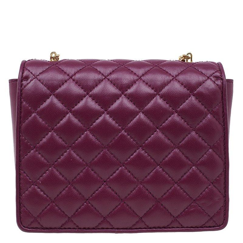 The house of Salvatore Ferragamo is all set to impress you with its luxurious and elegant Ginny shoulder bag. Crafted from leather, it is accented with quilted details and gold-tone hardware. It features an impressive chain link shoulder strap and a