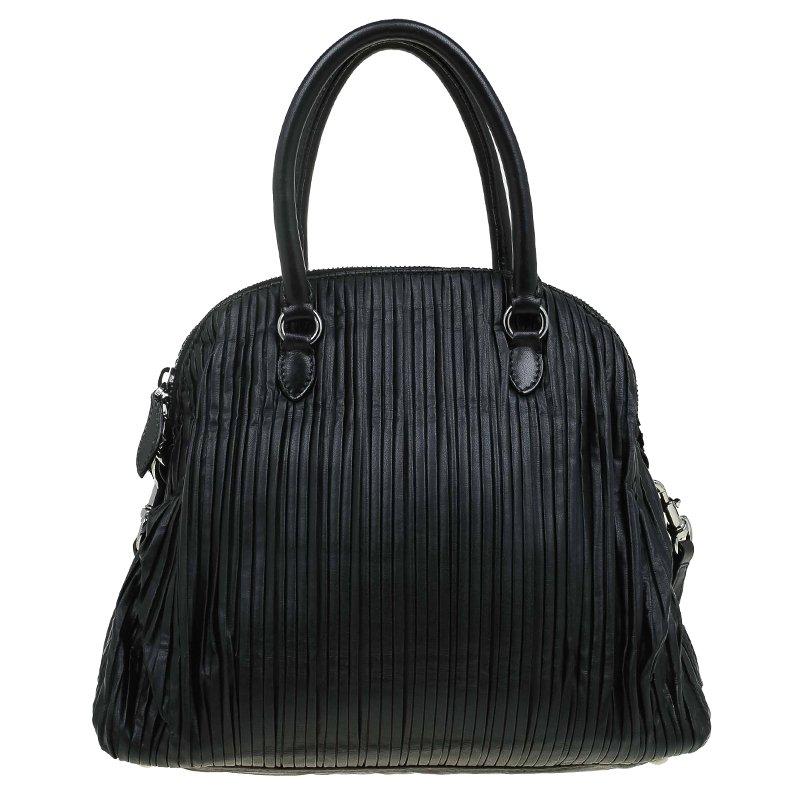 This Dome bag by Valentino will make a fashion-forward statement. Crafted from black leather, it is highlighted with petale rose detailing on the front along with dual top handles and a detachable shoulder strap. The zip enclosed satin lined