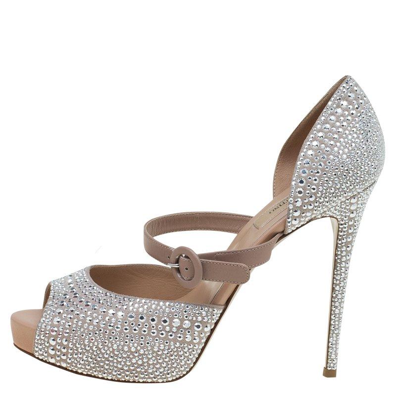These chic and glamorous Valentino pumps are a killer addition to any wardrobe, for those dresmy evening soirees and special occasions. These beige suede heels feature covered heels with a slight platform peer toe for a comfortable wear. The shoes