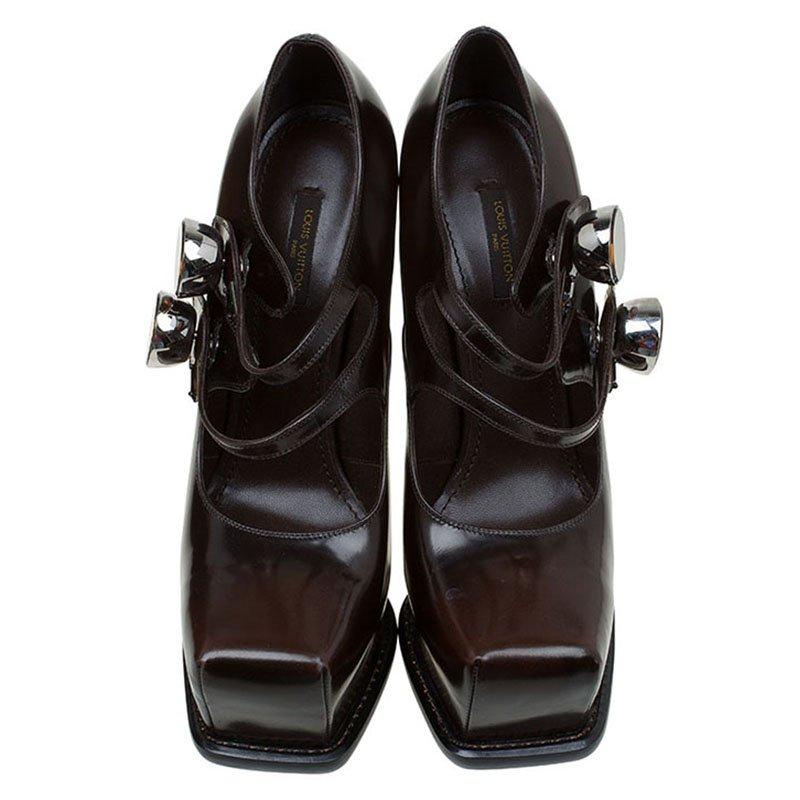 These gorgeous pumps from Louis Vuitton are perfect to be paired with your work trousers. Crafted from the finest quality leather, these pumps have platform heels and are a rich brown in color. They have two sleek flaps adorned with round buttons