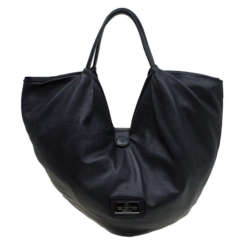 This adorable Folie Bow hobo is by Valentino. Crafted from black Nappa leather the slouchy shaped bag features dual top handles and a bow on the front. The satin lined roomy interior houses a zip pocket and a slip pocket. Stay organized in style