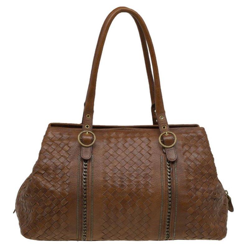 Bottega Veneta is an Italian design house known for supreme quality and hand-woven leather goods. With the famous 'intrecciato' weave, they portray a clean and classic style that is always recognisable. This gorgeous Bottega Veneta brown Intrecciato
