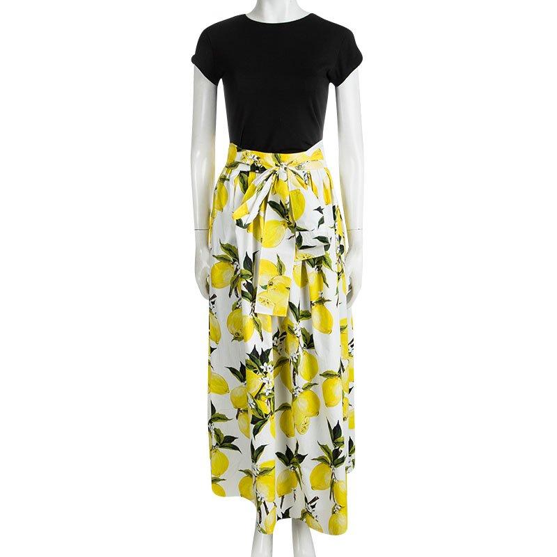It's time to channel the summer vibes and look great with this maxi skirt from Dolce and Gabbana. The white skirt is made of 100% cotton and features a vibrant lemon print pattern all over it. Flaunting a pleated silhouette, it comes with a gathered