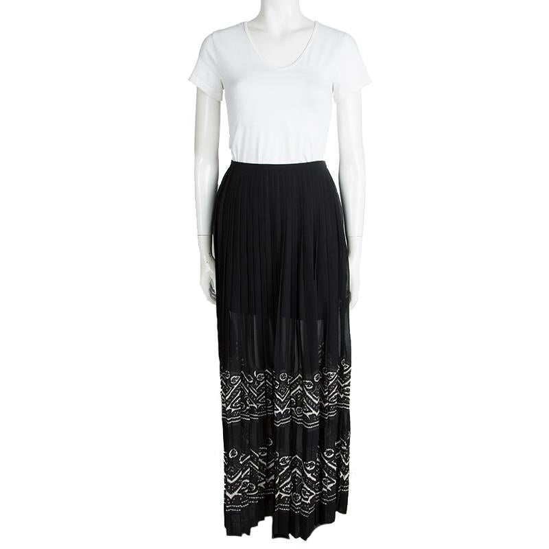 It's time to channel the summer vibes and look great with this maxi skirt from Ermanno Scervino. The black skirt is made of 100% polyester and features a pleated silhouette. It flaunts a beautiful applique border detailing on it which looks