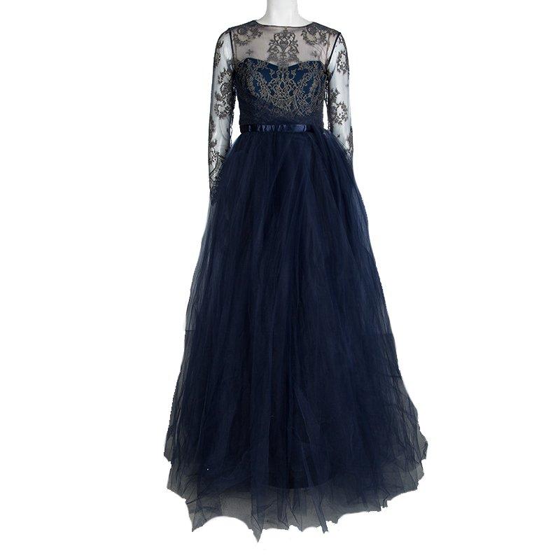 This tulle gown from Marchesa Notte appears to have been made for a princess. The creation is so beautiful, it makes our hearts flutter and our closets to dance. Made of a rich blend of the finest materials, the navy blue gown flaunts a royal