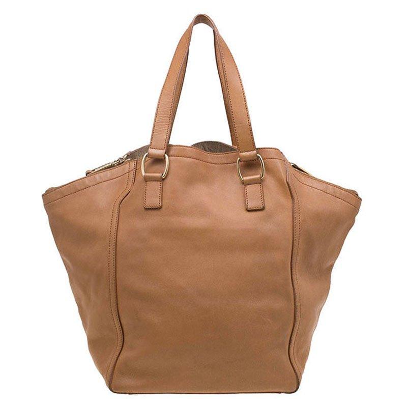 Saint Laurent is known for his classic approach to designer fashion. This Saint Laurent Paris Downtown tote is an example of just that. The spacious interior compliments the rich tan brown exterior beautifully, made from pebbled leather, it features