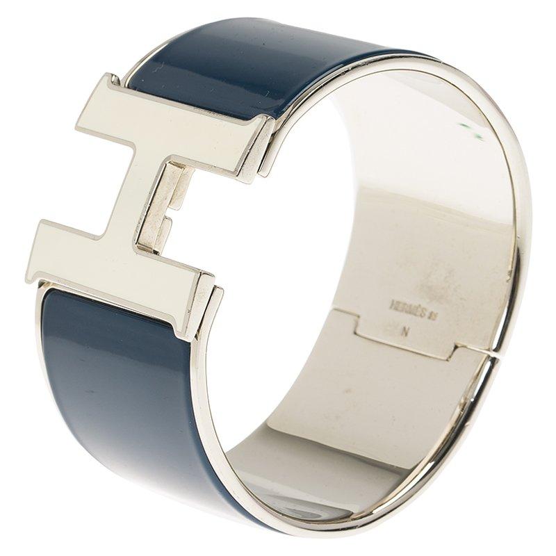 This blue bracelet by Hermes hold an iconic sense of design. Made from enamel and lacquer, it comes with palladium plated metal, along with the H logo accentuation.

Includes: Original Box,Original Dustbag

