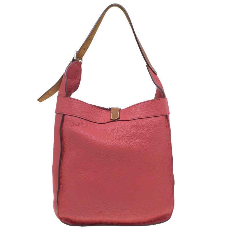 The Hermes Marwari bag is an everyday bag that will meet your needs and keep you high on fashion too. Crafted from calfskin leather in a stunning rose shade, the exterior is accented with silver-tone hardware and an adjustable shoulder strap. It has