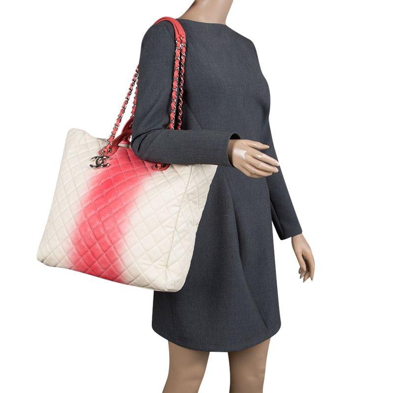 Featuring top handles with a shoulder chain link and a cream-rose ombre design on a quilted pattern, this Chanel shopping tote bag exudes just the right amount of sophistication. The bag features an open top, with a capacious compartment to house
